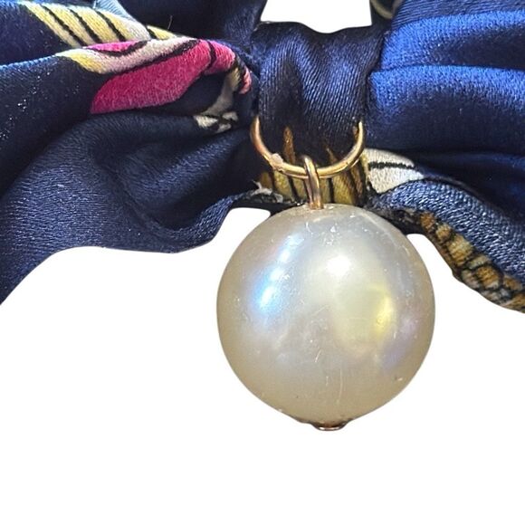 Handmade satin scrunchie with faux pearl - Picture 3 of 5